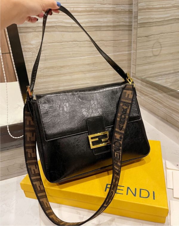 Black leather woman Fendi handbag For Discount