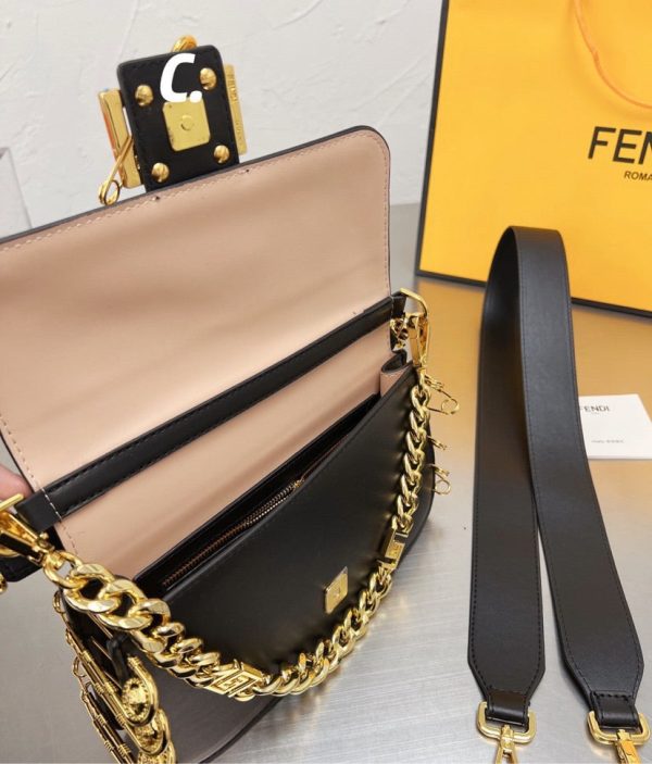 Black Fendi woman Shoulder handbag For Sale