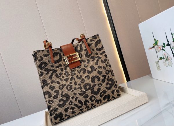 Woman Fendi Shoulder Handbag For Discount