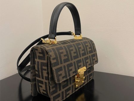 Brown woman Fendi shoulder handbag For Sale