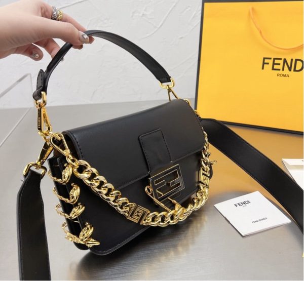 Black Fendi woman Shoulder handbag For Sale