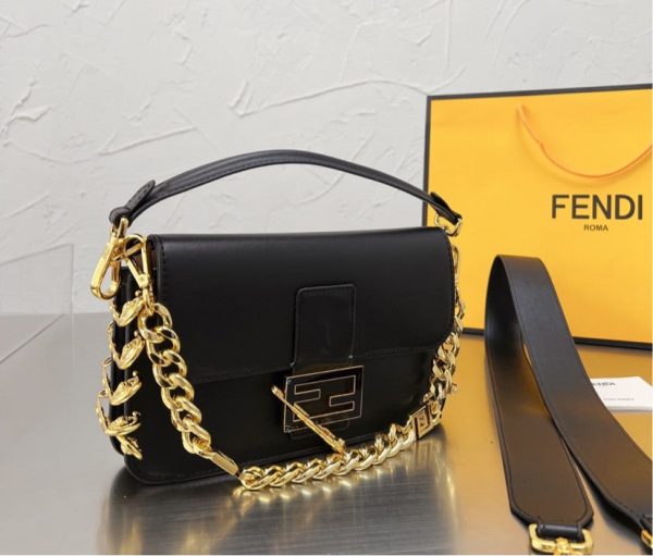 Black Fendi woman Shoulder handbag For Sale